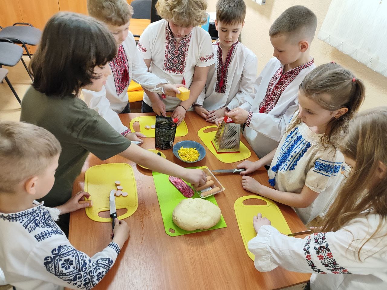 Діти готують на кухні